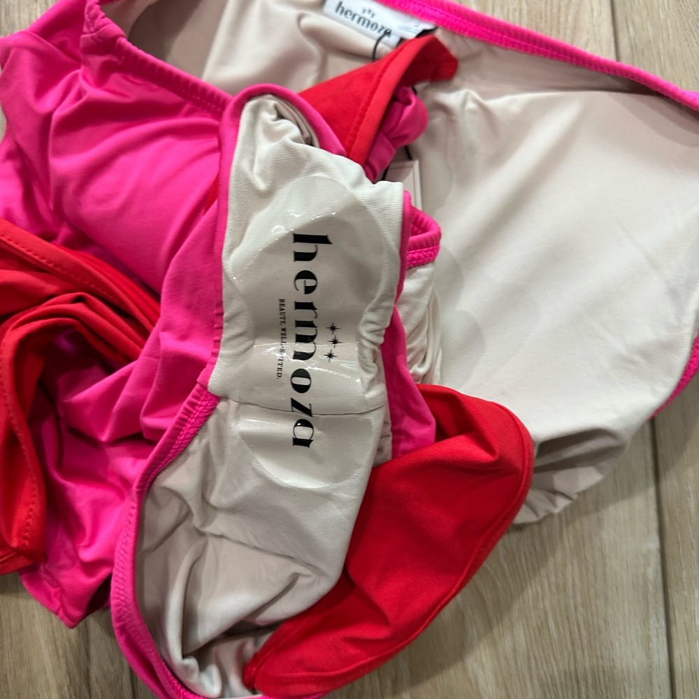 🆕 Hermoza Genevieve One-Piece in Rosa - Picture 8 of 8